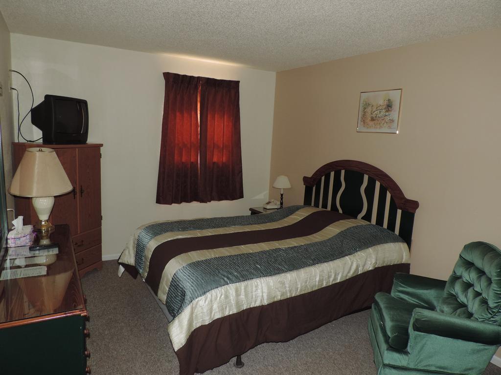 Hunters Lodge Motel Paducah Room photo