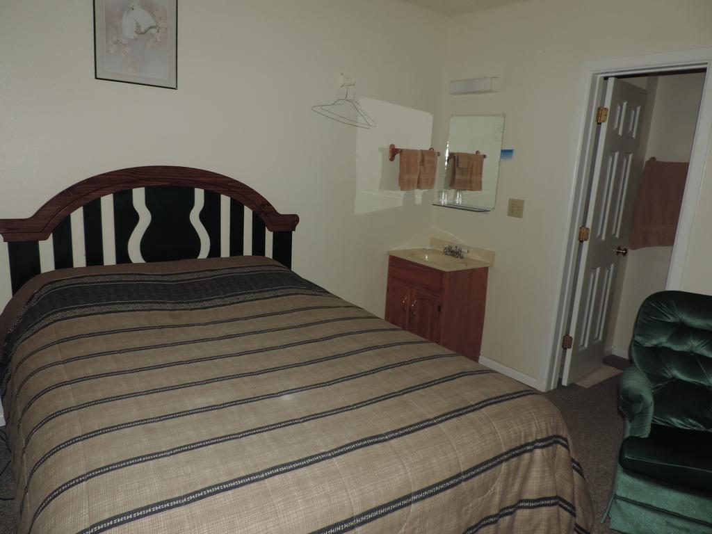 Hunters Lodge Motel Paducah Room photo