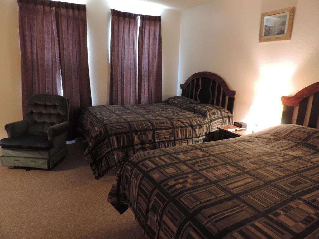 Hunters Lodge Motel Paducah Room photo